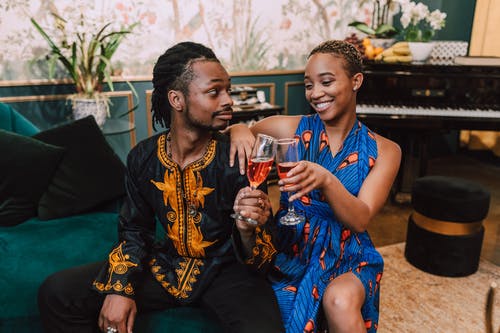 拿着一杯酒的人的照片 · 免费素材图片