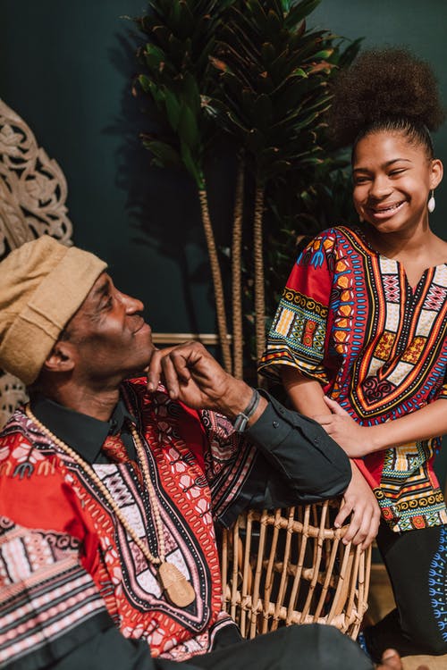 男人和女孩微笑的照片 · 免费素材图片