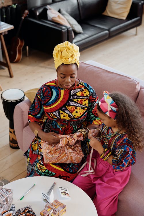 女人包装礼物的照片 · 免费素材图片