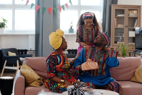 一起坐在沙发上的家庭照片 · 免费素材图片