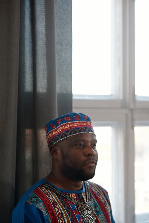 站在窗户旁边的人的照片 · 免费素材图片