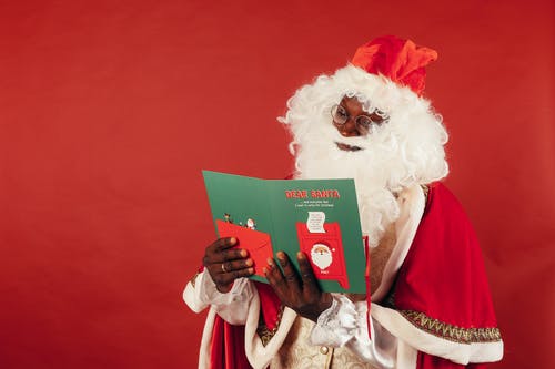 圣诞老人读圣诞贺卡 · 免费素材图片