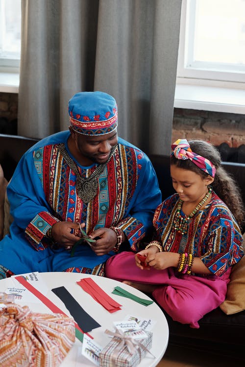 坐在彼此旁边的人的照片 · 免费素材图片