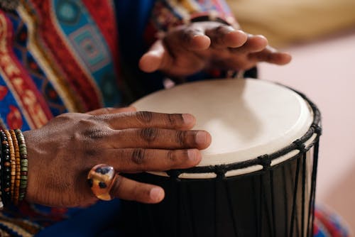 演奏非洲鼓的人的特写照片 · 免费素材图片