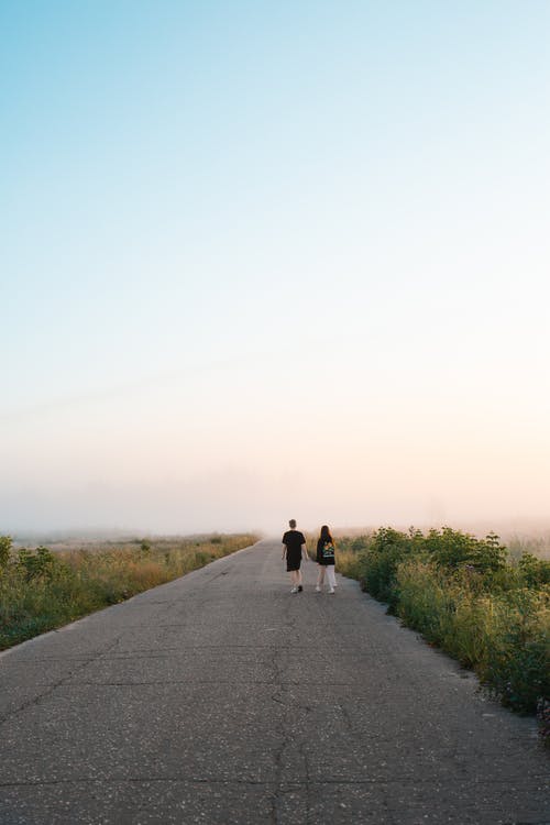 2人在灰色的混凝土路上行走 · 免费素材图片