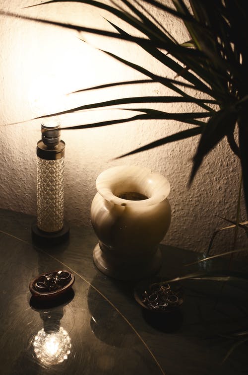 白色和黑色陶瓷烛台 · 免费素材图片