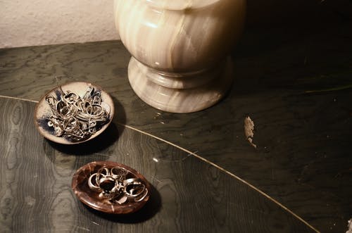棕色木制的桌子上的白色和黑色陶瓷花瓶 · 免费素材图片