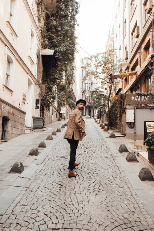 有关个性, 人, 人行道的免费素材图片