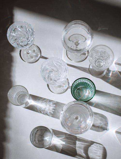白桌上的透明玻璃烛台 · 免费素材图片