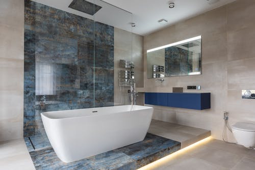 带独立浴缸的现代浴室内部 · 免费素材图片