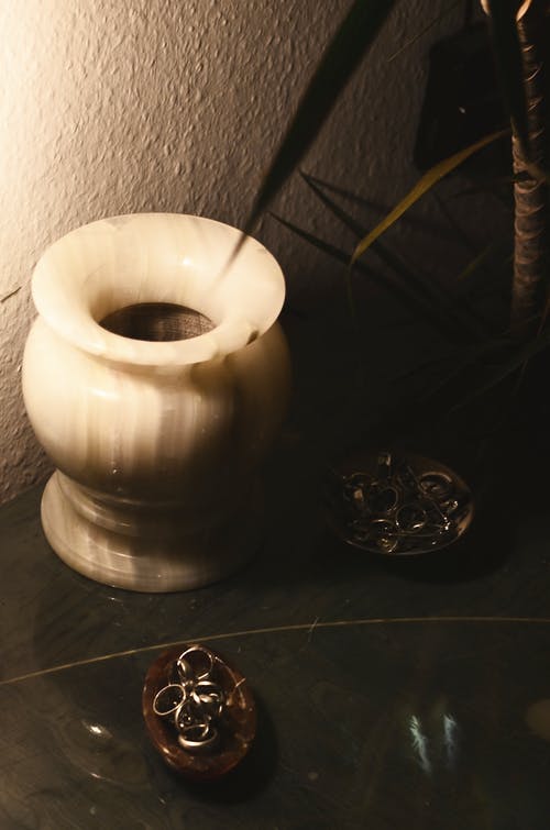 黑色桌上的棕色陶瓷花瓶 · 免费素材图片