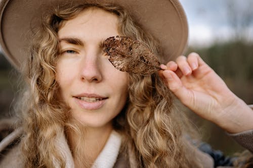 有关女人, 枯叶, 棕色的免费素材图片