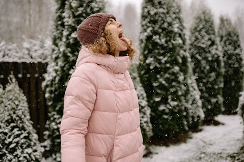 有关（顶部有小羊毛球的）羊毛帽子, 伸出舌头, 侧面图的免费素材图片