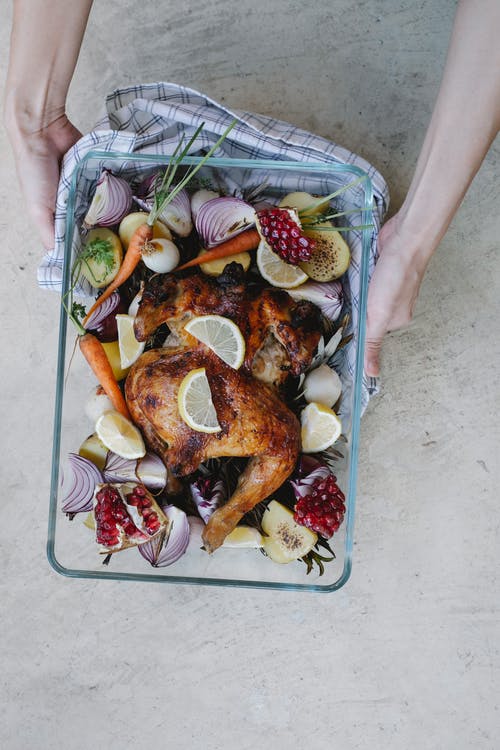 白色塑料托盘上的棕色和白色披萨 · 免费素材图片