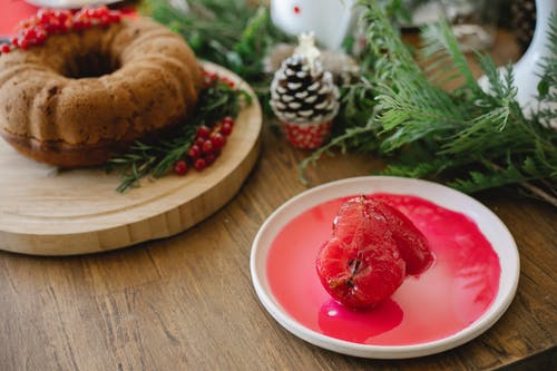 白色陶瓷板上的红色圆形水果 · 免费素材图片