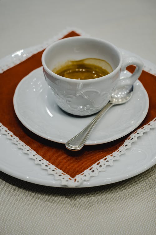 白色陶瓷碟上的白色陶瓷茶杯 · 免费素材图片