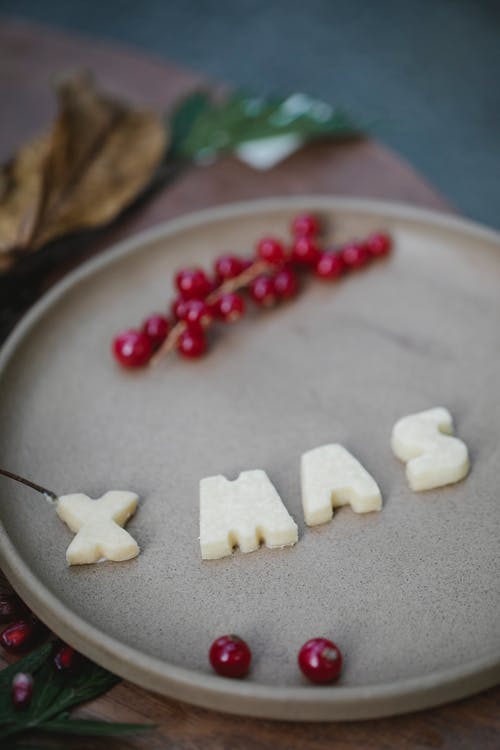 不锈钢圆形托盘上的白色方形饼干 · 免费素材图片