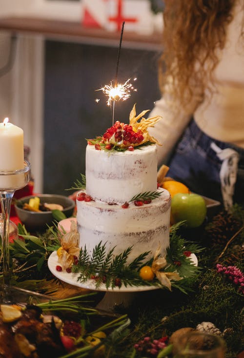 白色和棕色蛋糕，桌子上的蜡烛 · 免费素材图片