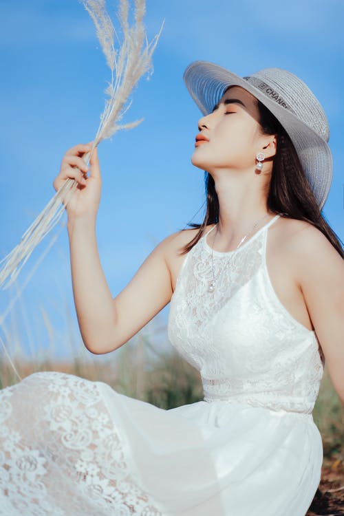 白色无袖连衣裙，戴着白色太阳帽的女人 · 免费素材图片