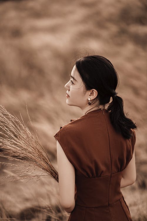 站在棕色草地上的棕色衬衫的女人 · 免费素材图片