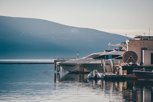 有关停泊, 水反射, 船舶的免费素材图片