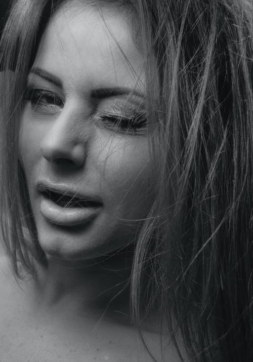 有关单色, 垂直拍摄, 女人的免费素材图片