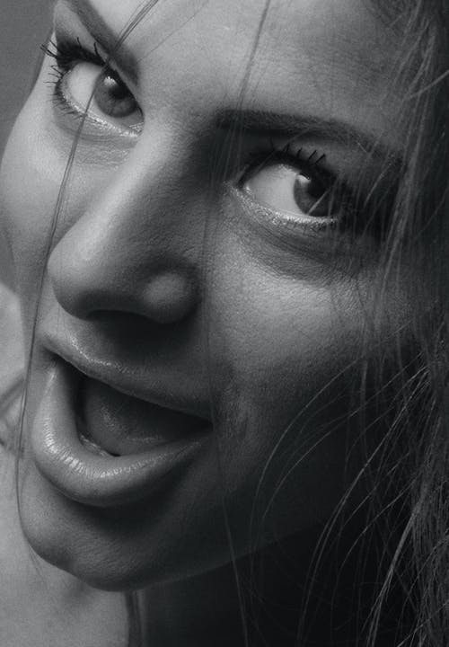 有关单色, 垂直拍摄, 女人的免费素材图片