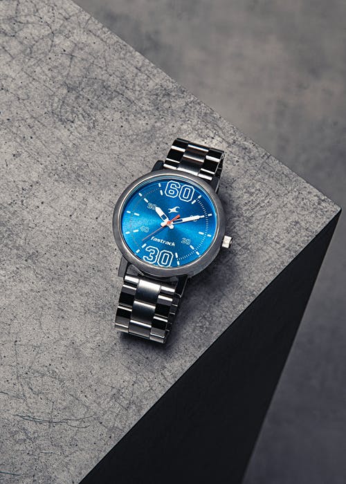 有关垂直拍摄, 手表, 特写的免费素材图片