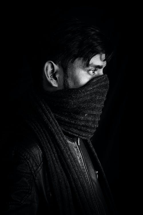 黑白围巾的男人 · 免费素材图片