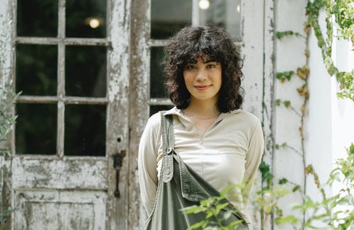 站在灰色混凝土墙旁边的白色长袖衬衫的女人 · 免费素材图片