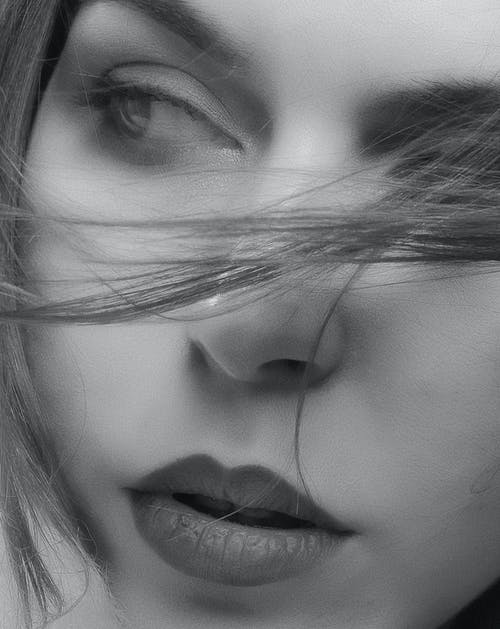 有关单色, 垂直拍摄, 女人的免费素材图片