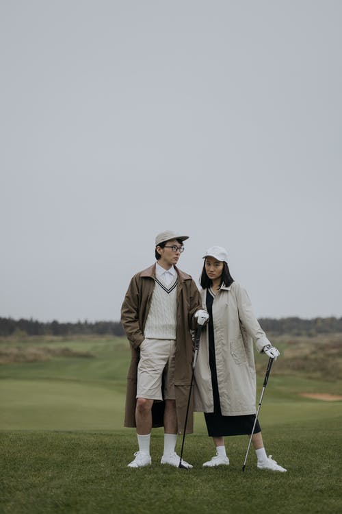 棕色外套举行高尔夫俱乐部的男人 · 免费素材图片