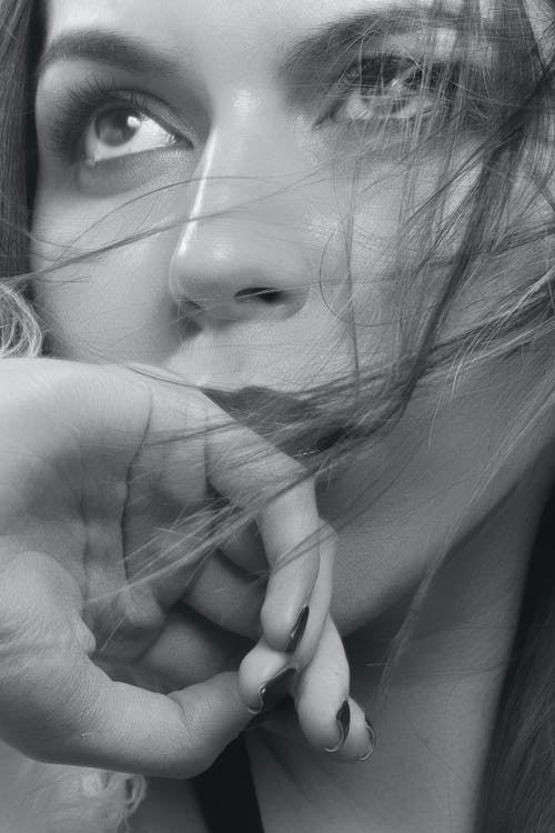 有关单色, 垂直拍摄, 女人的免费素材图片