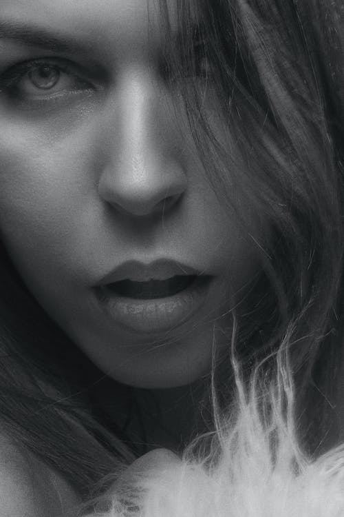 有关单色, 垂直拍摄, 女人的免费素材图片