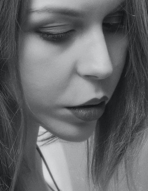 有关单色, 垂直拍摄, 女人的免费素材图片