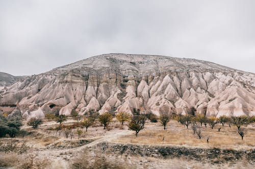 布朗洛矶山脉在白色的天空下 · 免费素材图片