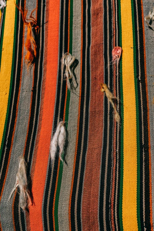 黑白色和红色纺织 · 免费素材图片