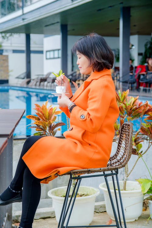 有关交叉的双腿, 咖啡, 坐的免费素材图片