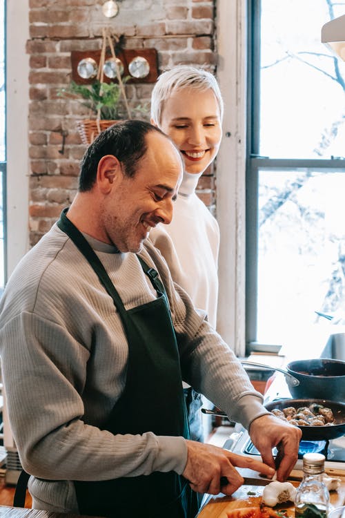 站在白色毛衣的男人旁边的灰色毛衣的男人 · 免费素材图片
