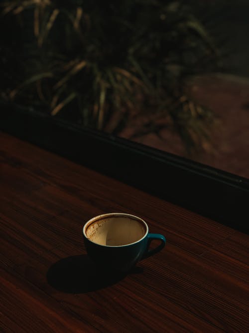 棕色木制的桌子上的白色陶瓷杯 · 免费素材图片