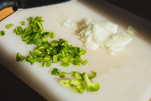 白菜板上的绿色蔬菜 · 免费素材图片