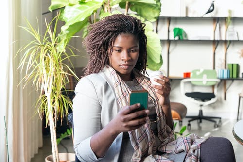 有关咖啡杯, 围巾, 坐的免费素材图片