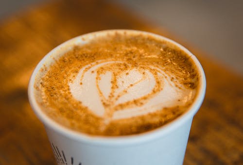 白皮书杯棕色液体 · 免费素材图片