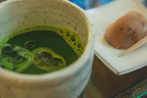 白色陶瓷杯，带绿色液体 · 免费素材图片