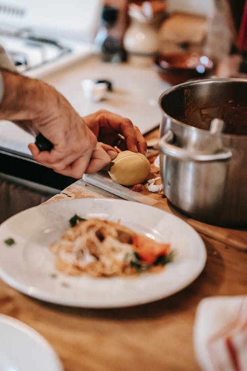 持有不锈钢锅的人 · 免费素材图片
