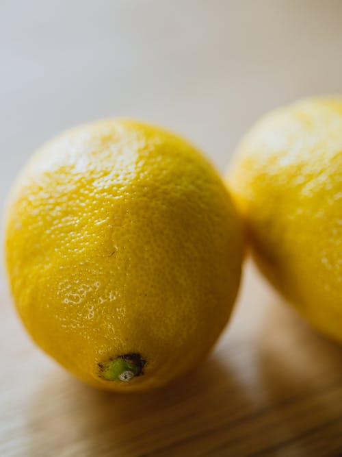 白表上的黄色柠檬果 · 免费素材图片