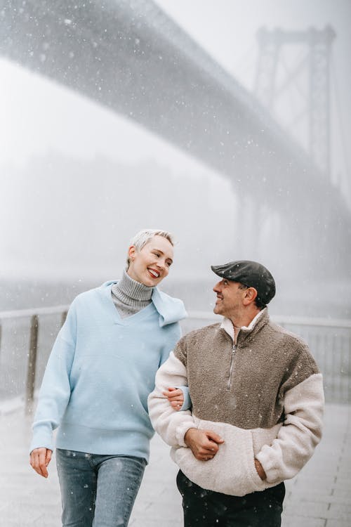蓝色拉链夹克和黑色针织帽站在雪覆盖地面上的男人 · 免费素材图片