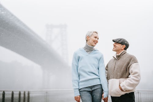 站在灰色毛衣的女人旁边的灰色毛衣的男人 · 免费素材图片