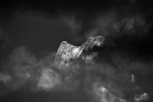灰云覆盖的灰色山 · 免费素材图片