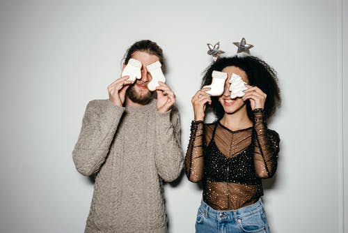 有关一对, 微笑, 摆姿势的免费素材图片